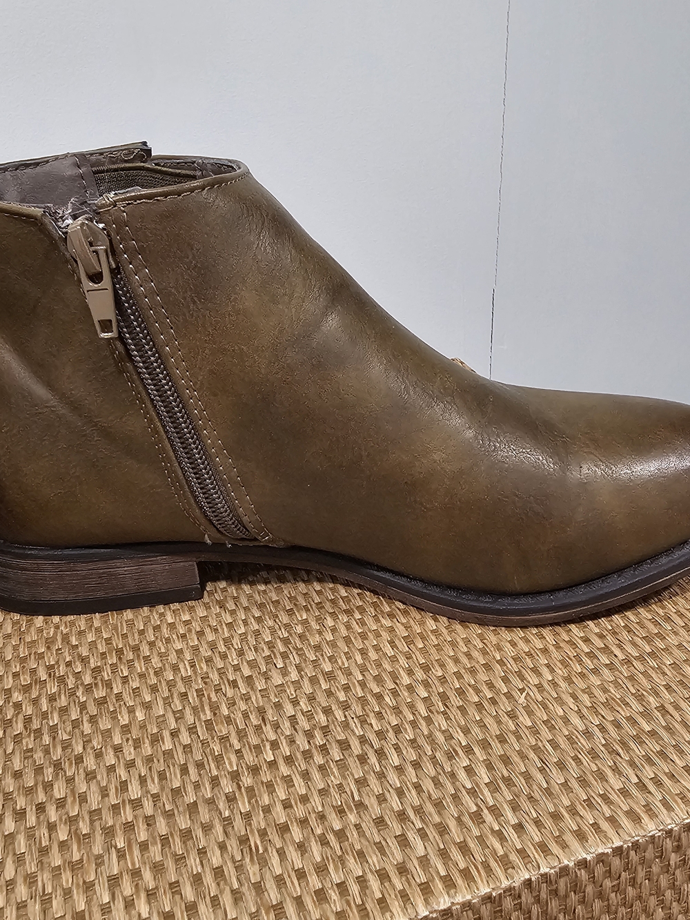 Olive Green Chelsea Ankle Boots Sz.7 Minimalist Low Heel  Casual Boho Festival - Picture 8 of 13